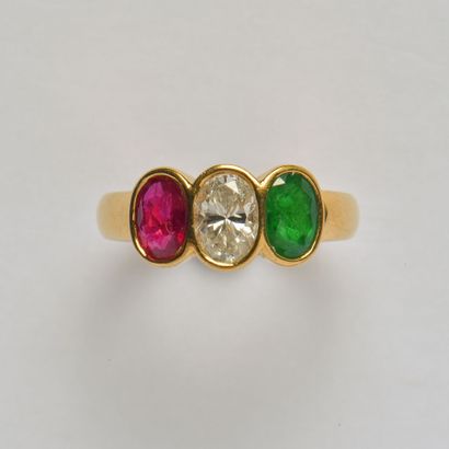 Ring in 18K yellow gold (750/oo) in the colors...