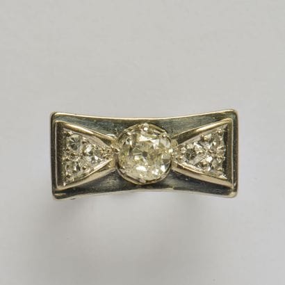 An 18K (750/oo) white gold ring, the 
