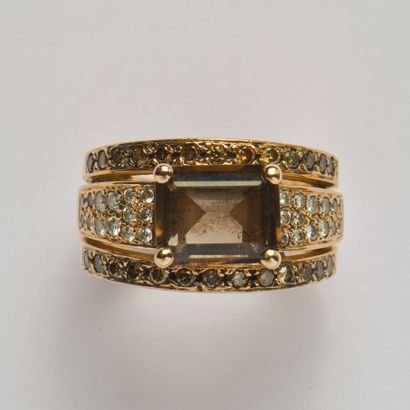 18K (750/oo) yellow gold ring centered on...