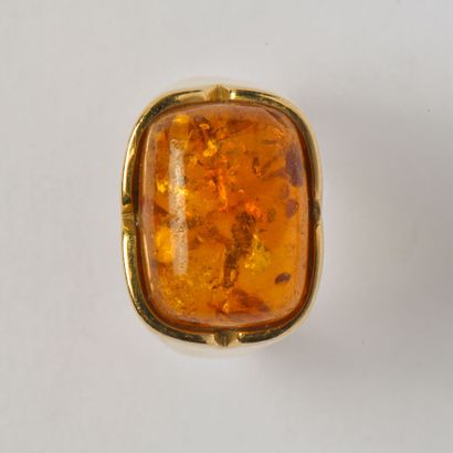 18K (750/oo) yellow gold ring centered with...