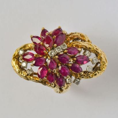 18K (750/oo) yellow gold ring, the oval-shaped...