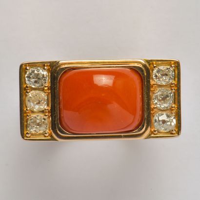 18K (750/oo) rose gold ring centered on a...