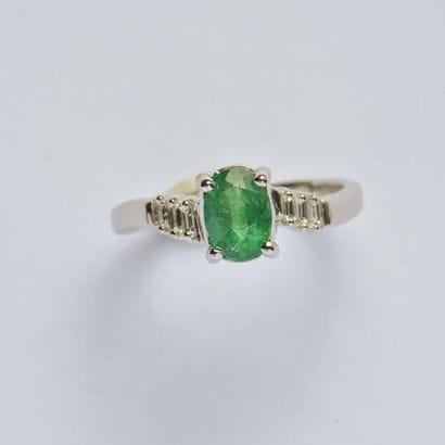 18K (750/oo) white gold cross ring centered...
