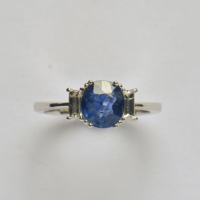 18K (750/oo) white gold ring centered on...