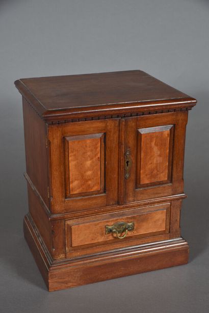 Mahogany case opening with two leaves, discovering...