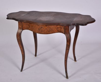 * Table in rosewood and rosewood veneer drawing...
