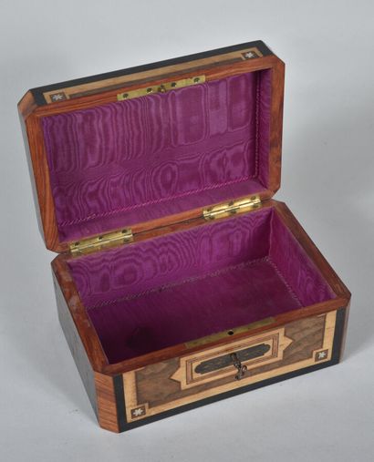 Small box in rosewood veneer, light wood...