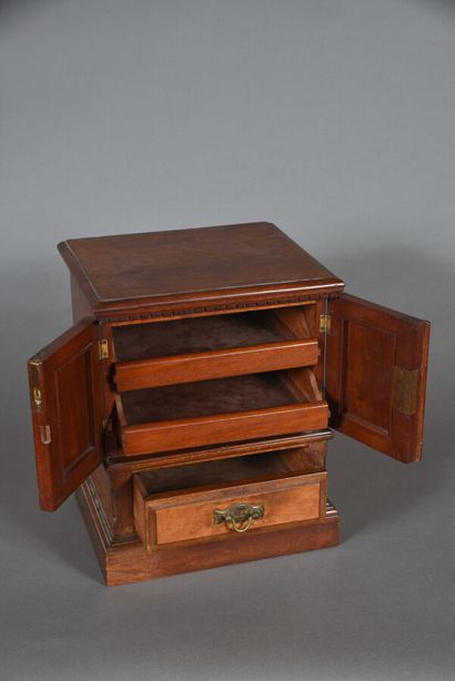 Mahogany case opening with two leaves, discovering...