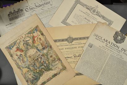 AFFICHES, DIPLÔMES, VUES D'OPTIQUE. Ensemble...