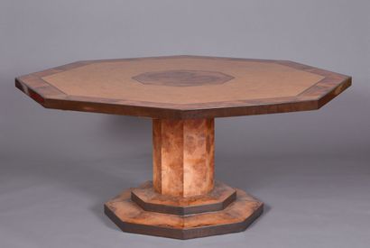 Grande table octogonale de salle à manger...