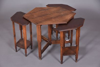 Petite table d'appoint en noyer à plateau...