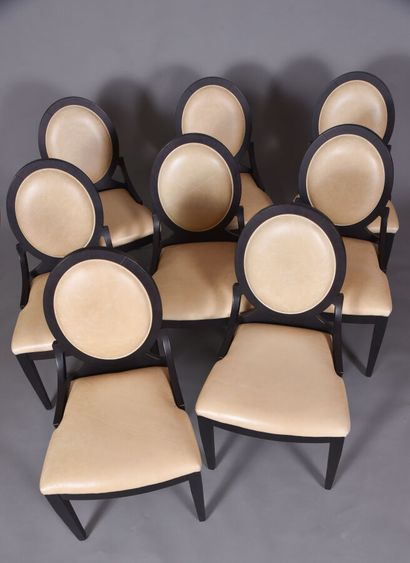 SMANIA. 
Huit chaises médaillon en bois laqué...