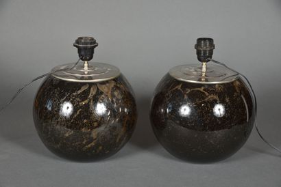 Paire de lampes boule en verre églomisé pailleté...