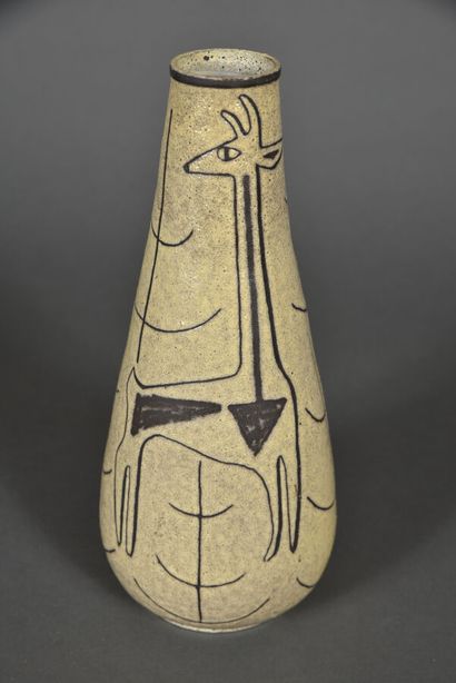 Vase en céramique à décor zoomorphe signé...