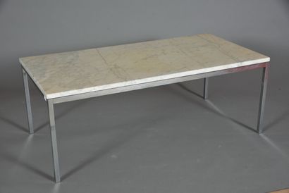 Table basse rectangulaire dans le goût de...