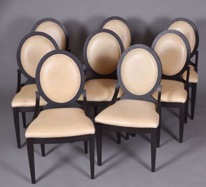 SMANIA. 
Huit chaises médaillon en bois laqué...