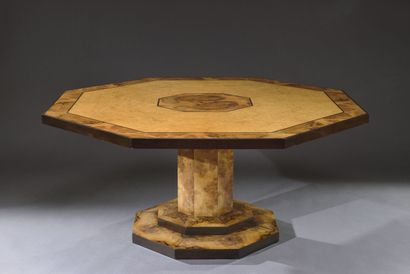 Grande table octogonale de salle à manger...