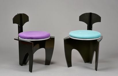 Paire de chaises tripode en carbone thermoformé...