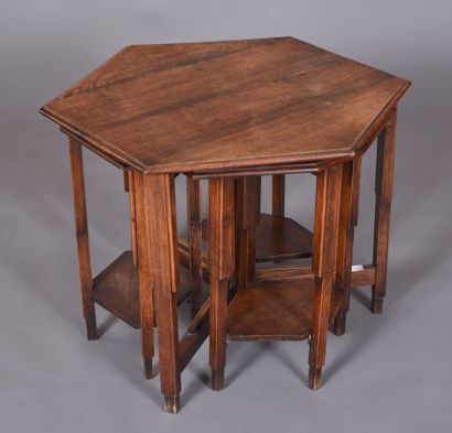 Petite table d'appoint en noyer à plateau...