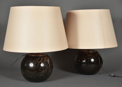 Paire de lampes boule en verre églomisé pailleté...