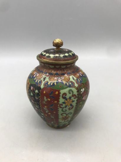 Japon, période Meiji (1868-1912)
Vase couvert...