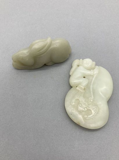 Deux pendentifs en jade céladon, l'un représentant...