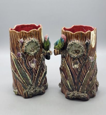 Paire de vases en barbotine imitant un tronc...