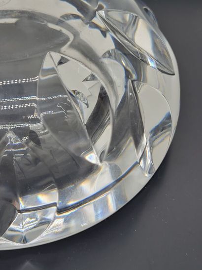 BACCARAT. Cendrier en cristal.
Marqué au...