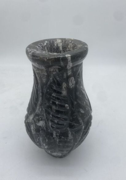 Vase plein pansu en pierre dure à décor géométrique...