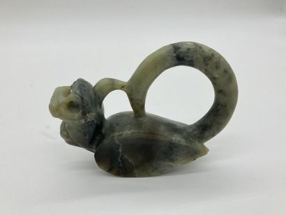 Lot de six objets en serpentine, stéatite...