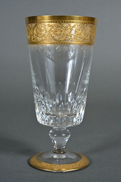 SAINT LOUIS.
Grand verre en cristal, modèle...