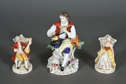 Lot de trois sujets en porcelaine émaillée...