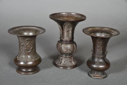 Trois petits vases en bronze de patine brune,...