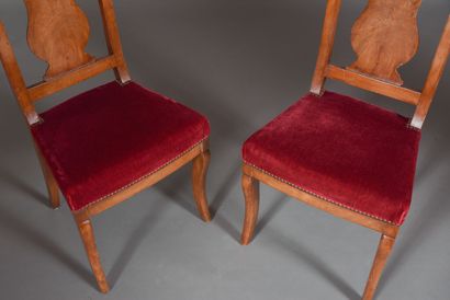 Paire de chaises en noyer aux dossiers ajourés,...