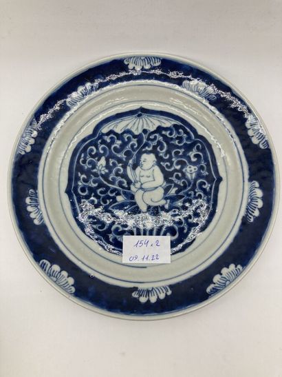 Lot de deux porcelaines, comprenant une assiette...