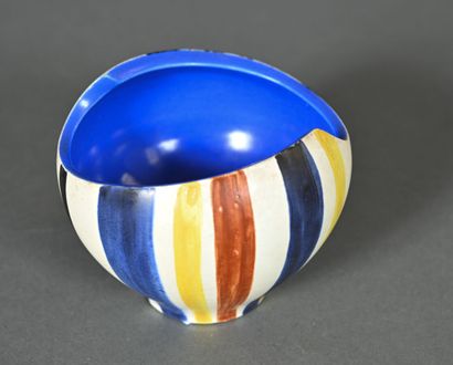 ELCHINGER France. 
Petit vase en céramique...
