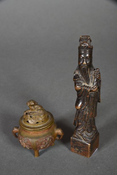 Trois objets en bronze, dont un sage chinois...