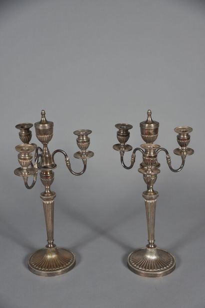Paire de candélabres en métal argenté dans...