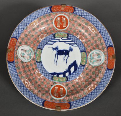 Deux grands plats formant pendants, en porcelaine...