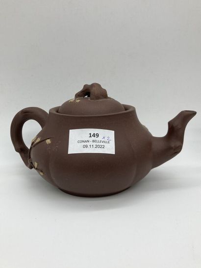 Deux théières en grès de type YIXING, l'une...