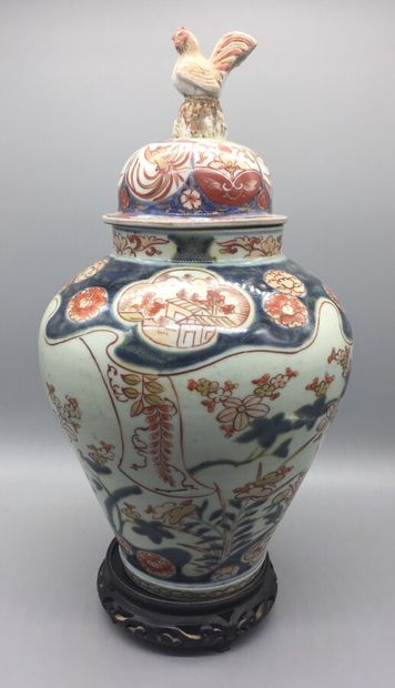 Potiche couverte en porcelaine d'Imari, à...
