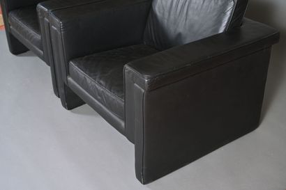 Travail italien, 
Paire de fauteuils en cuir...