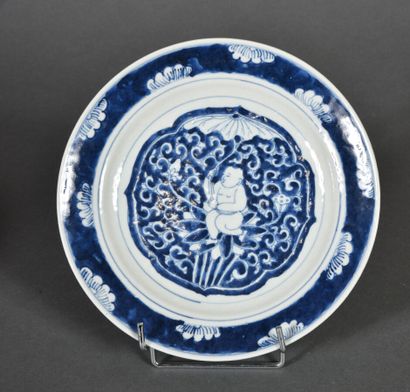 Lot de deux porcelaines, comprenant une assiette...