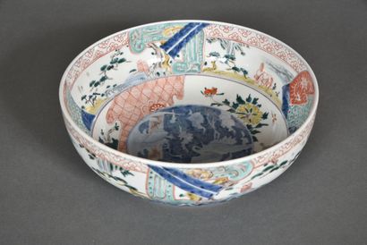 Coupe en porcelaine d'Imari, à décor bleu...