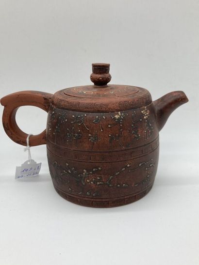Deux théières en grès de type YIXING, l'une...