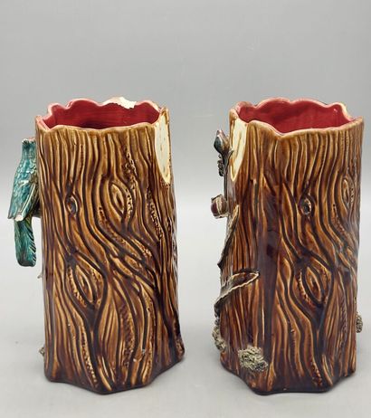 Paire de vases en barbotine imitant un tronc...