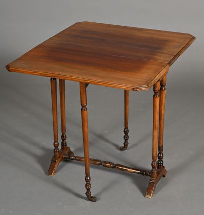 Table dite gateleg en bois mouluré ouvrant...