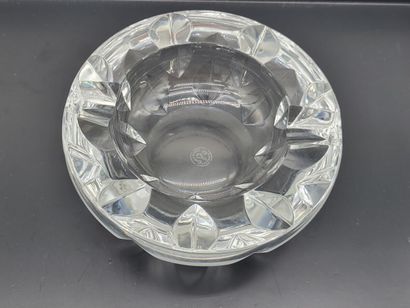 BACCARAT. Cendrier en cristal.
Marqué au...