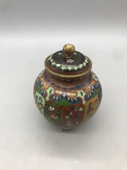Japon, période Meiji (1868-1912)
Vase couvert...