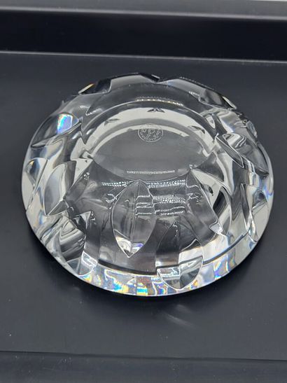 BACCARAT. Cendrier en cristal.
Marqué au...